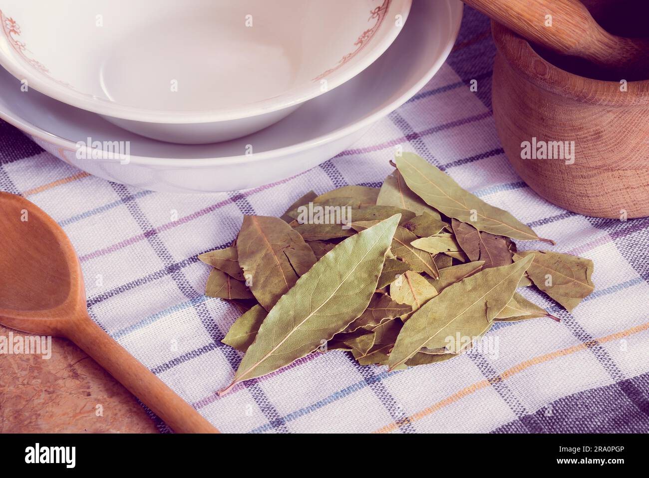 Verde a secco foglie di alloro pronti per la cottura Foto Stock