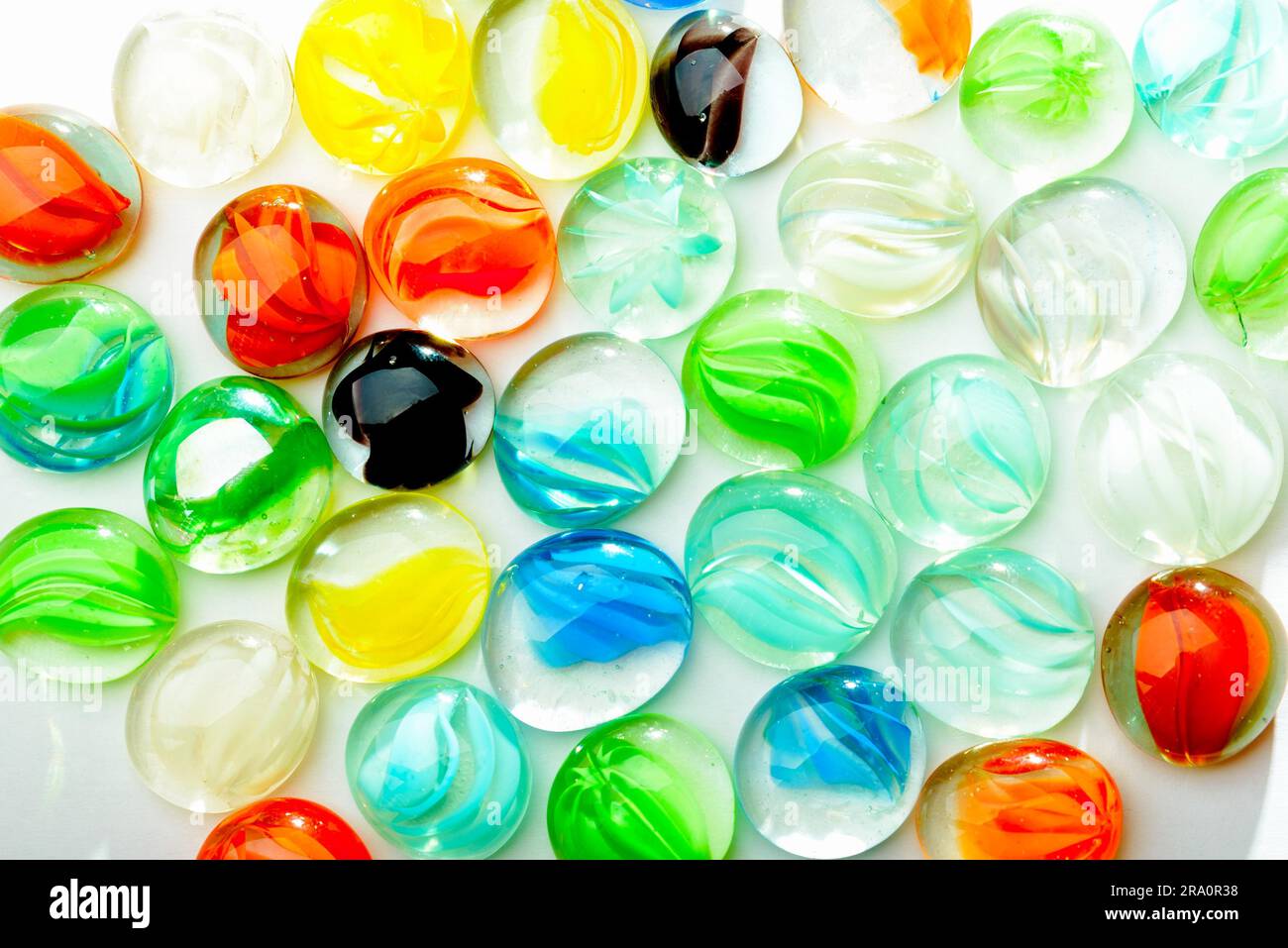 Primo piano della multicolori perline di vetro su sfondo bianco Foto Stock