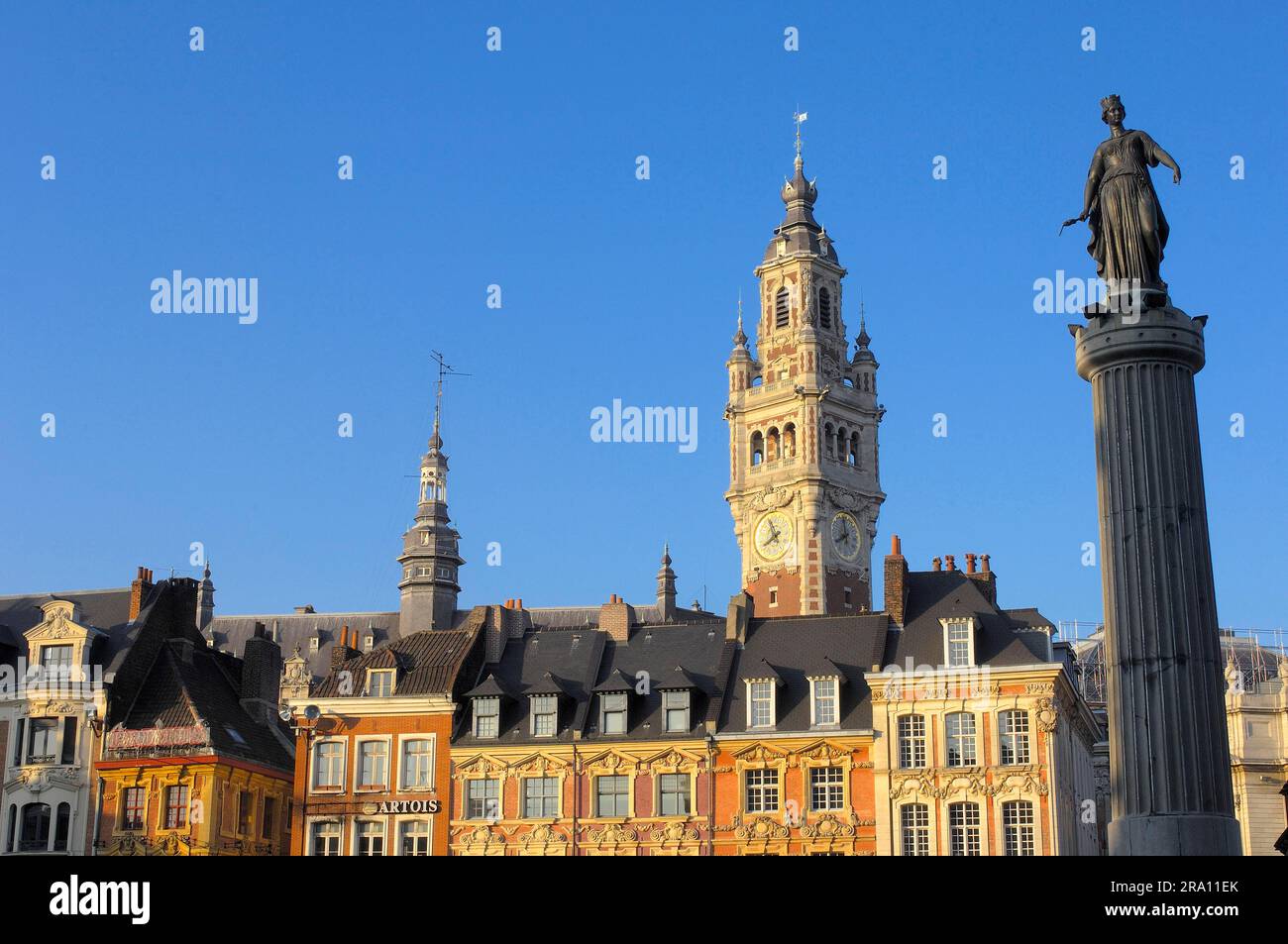 Bronze Column Goddess, Grand, Place du General de Gaulle, veduta del campanile della camera di commercio, Lille, Nord Pas de Calais, Francia Foto Stock