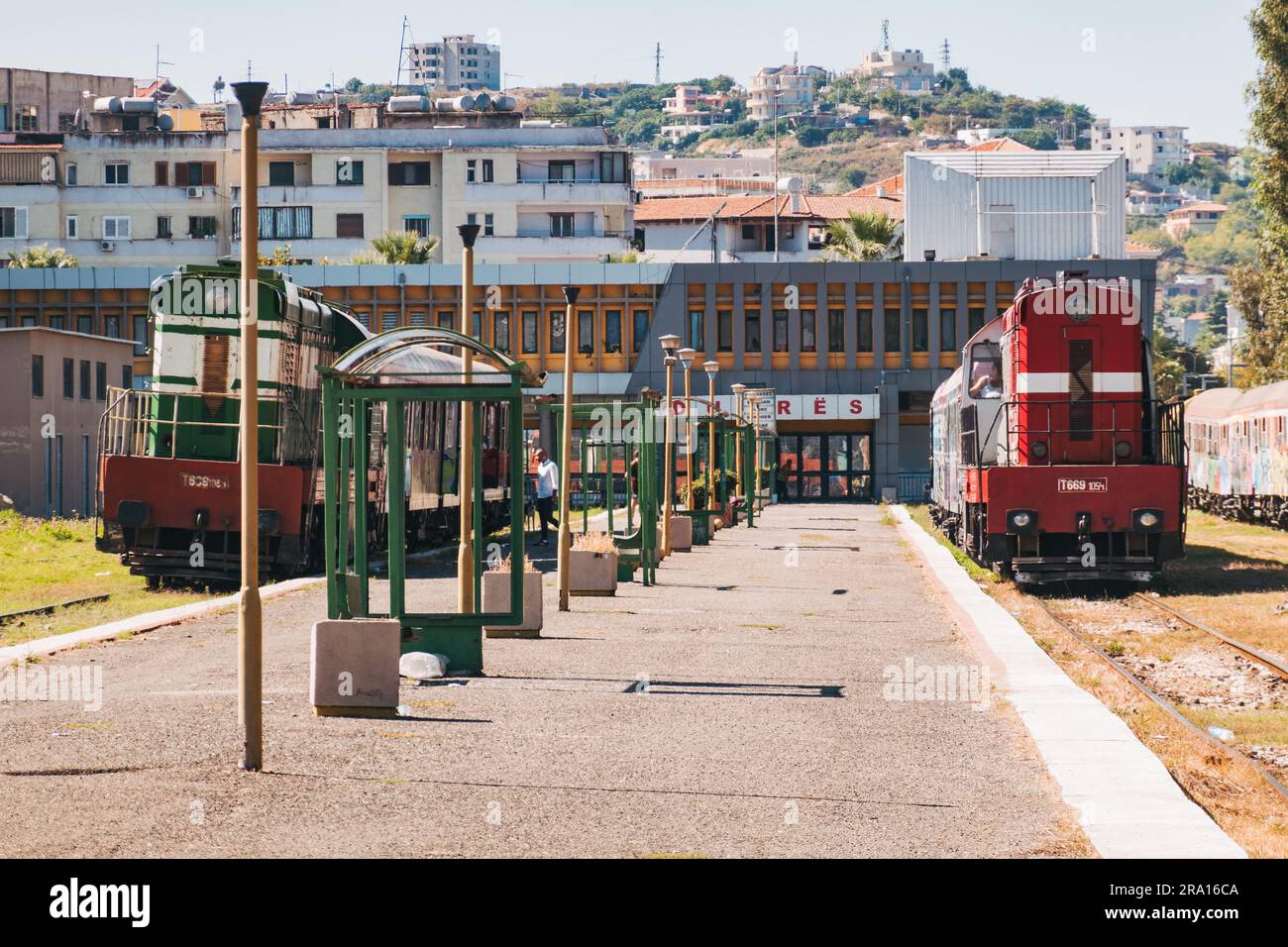 Locomotive diesel e vecchie carrozze coperte di graffiti aspettano di partire alla stazione ferroviaria di Durrës, sulla costa albanese Foto Stock