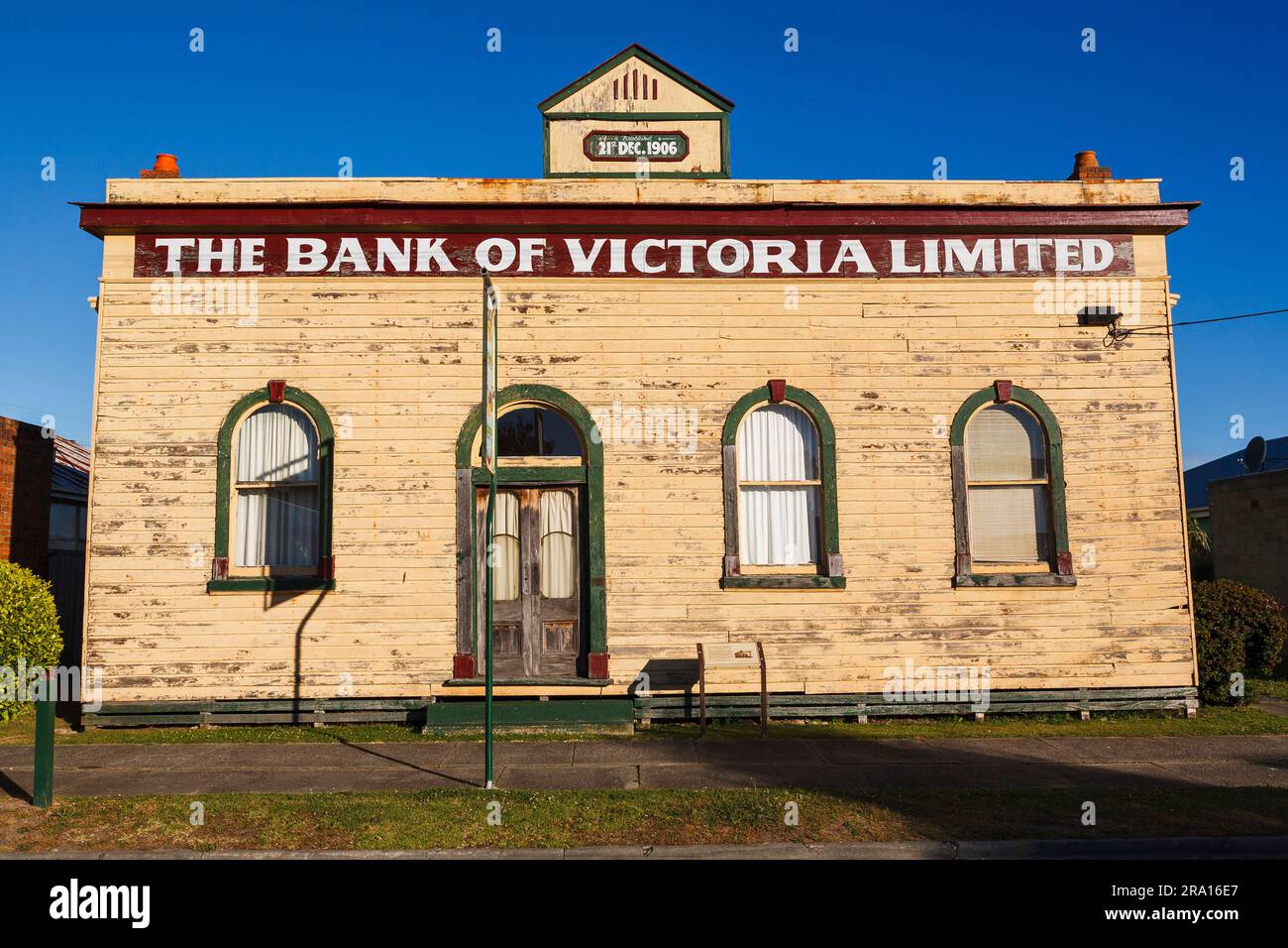 Davanti alla storica lavagna meteorologica della Bank of Victoria Foto Stock