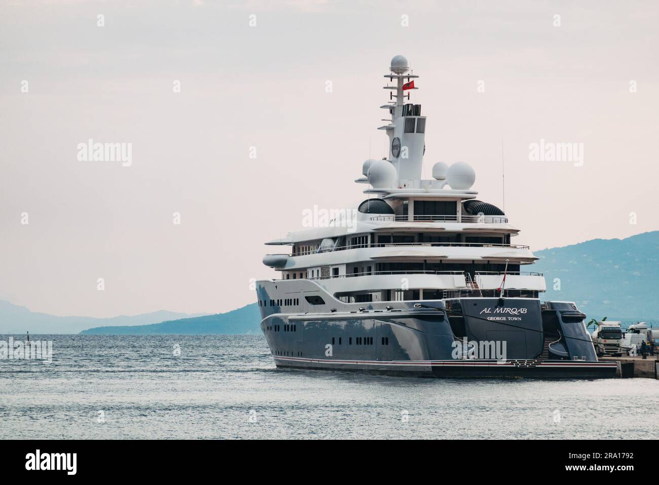 Il superyacht al Mirqab, attraccato a Sarandë, Albania. Di proprietà dell'ex primo ministro del Qatar Hamad bin Jassim bin Jaber al Thani Foto Stock
