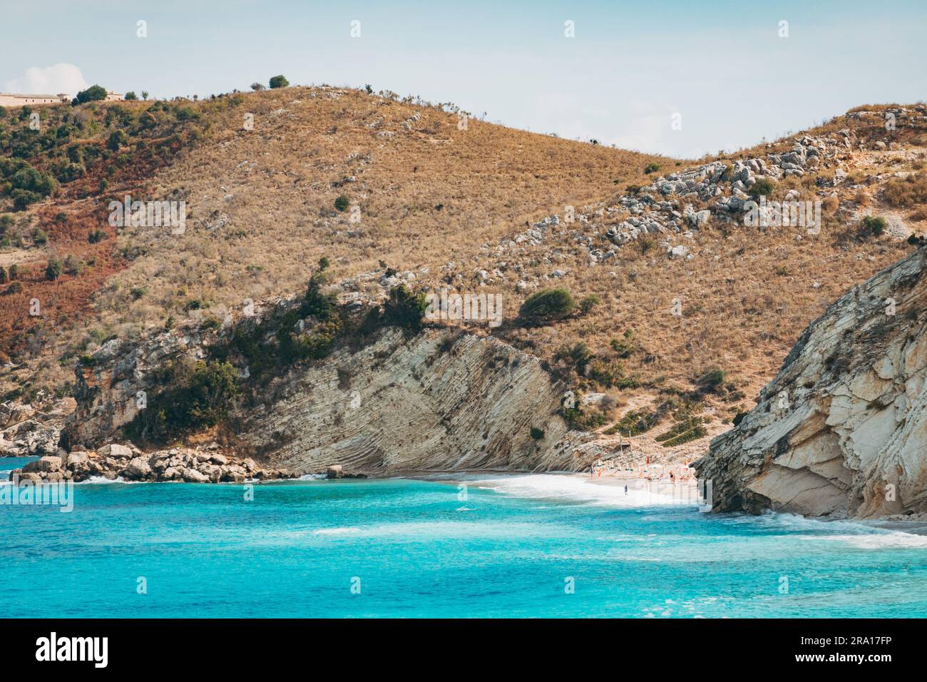 Una remota striscia di spiaggia con acque turchesi nella riviera albanese Foto Stock