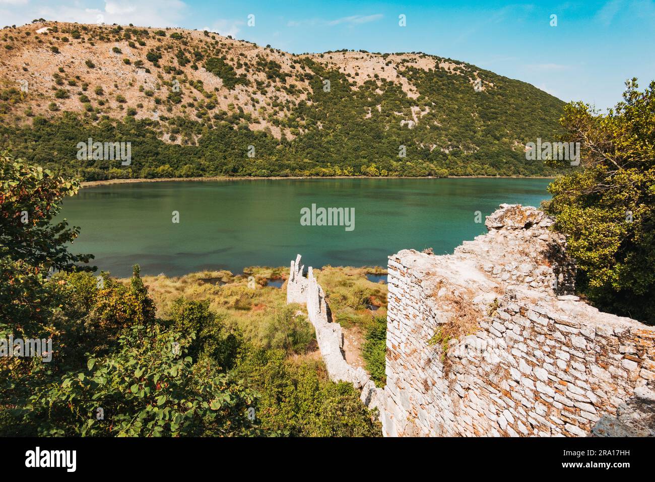 Un antico muro di pietra nel Parco Archeologico di Butrint, nell'Albania meridionale. Il sito fu occupato da Romani, Bizantini, Veneziani e Ottomani Foto Stock