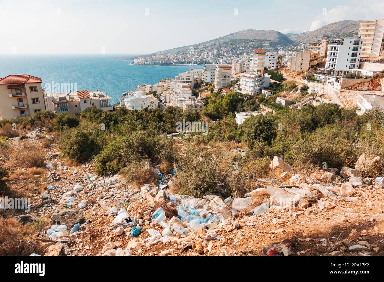 Una pila di rifiuti di plastica scaricati illegalmente su una collina a Sarandë, una località turistica nel sud dell'Albania Foto Stock