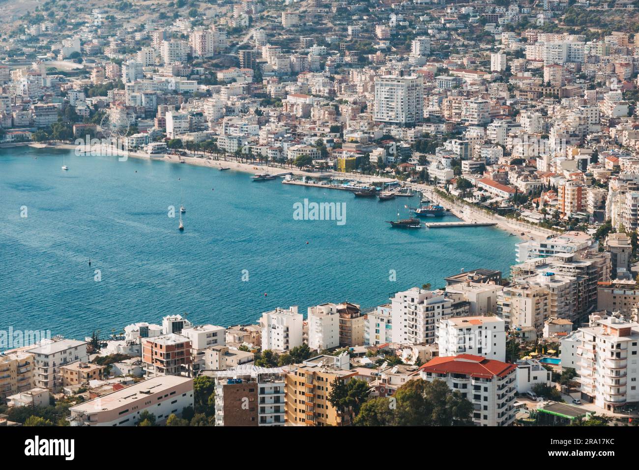 Condomini nella località turistica di Sarandë, sulla costa del Mar Ionio nella Riviera albanese, vista da una collina vicina Foto Stock