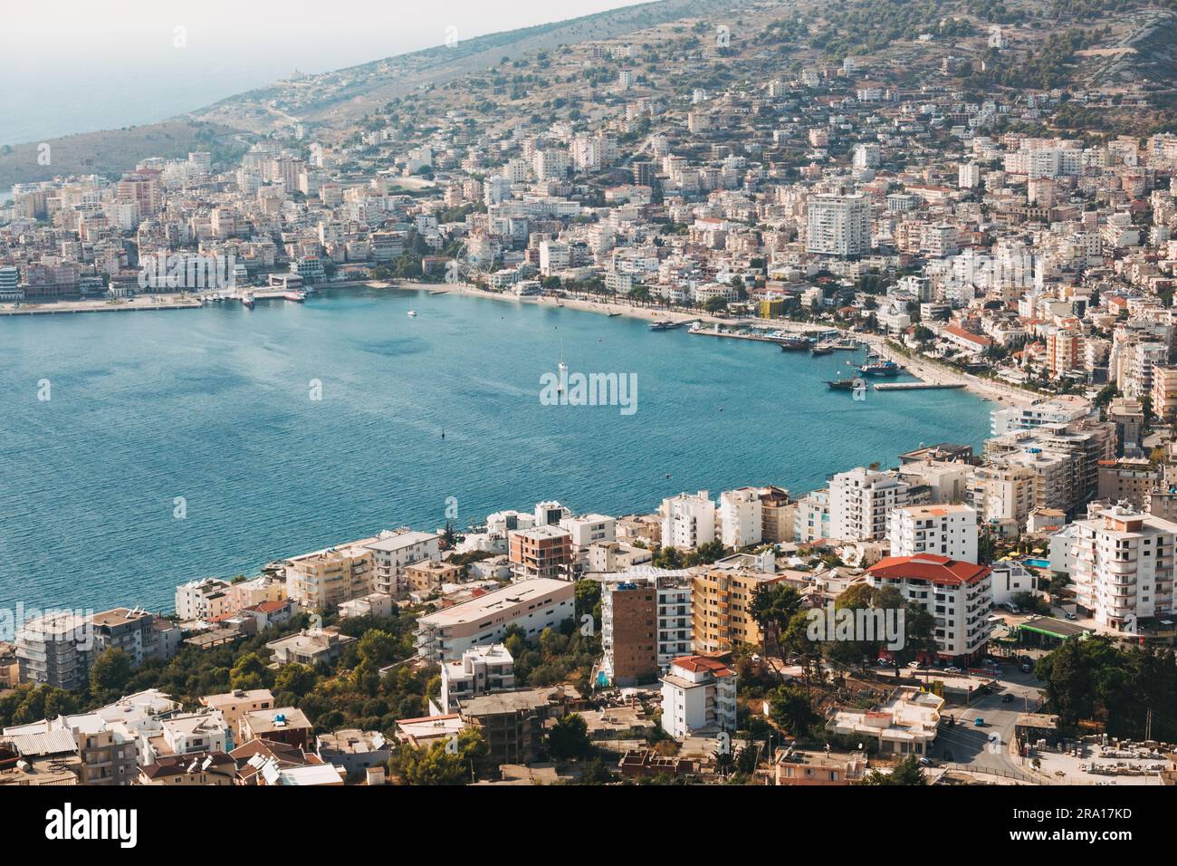 Condomini nella località turistica di Sarandë, sulla costa del Mar Ionio nella Riviera albanese, vista da una collina vicina Foto Stock