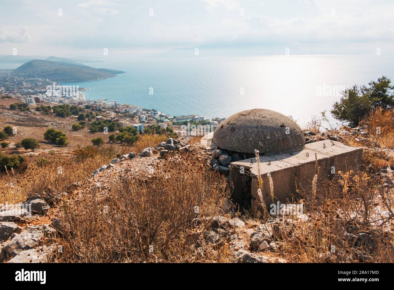 Un bunker di cemento dell'epoca comunista sulla cima di una collina a Sarandë, nell'Albania meridionale Foto Stock