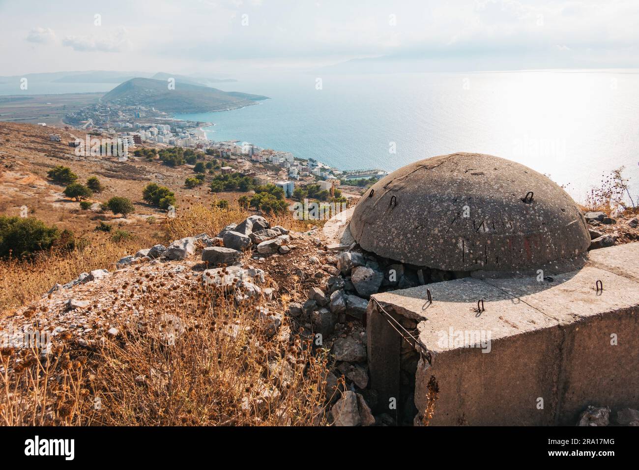Un bunker di cemento dell'epoca comunista sulla cima di una collina a Sarandë, nell'Albania meridionale Foto Stock