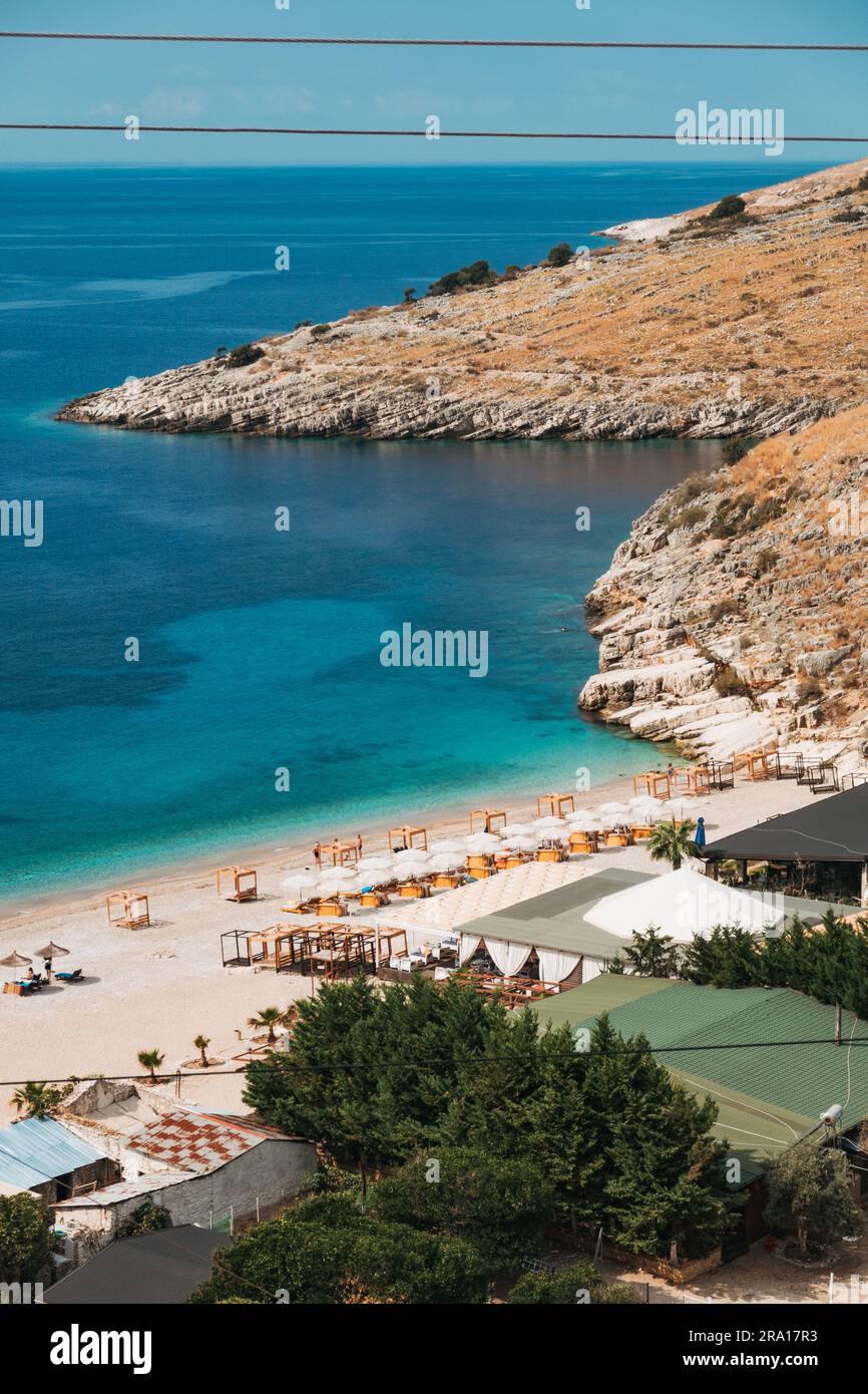Sabbie bianche e acque turchesi di Llamani Beach, nell'Albania meridionale Foto Stock