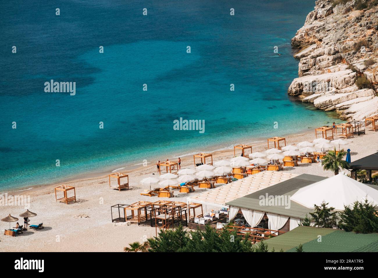 Sabbie bianche e acque turchesi di Llamani Beach, nell'Albania meridionale Foto Stock
