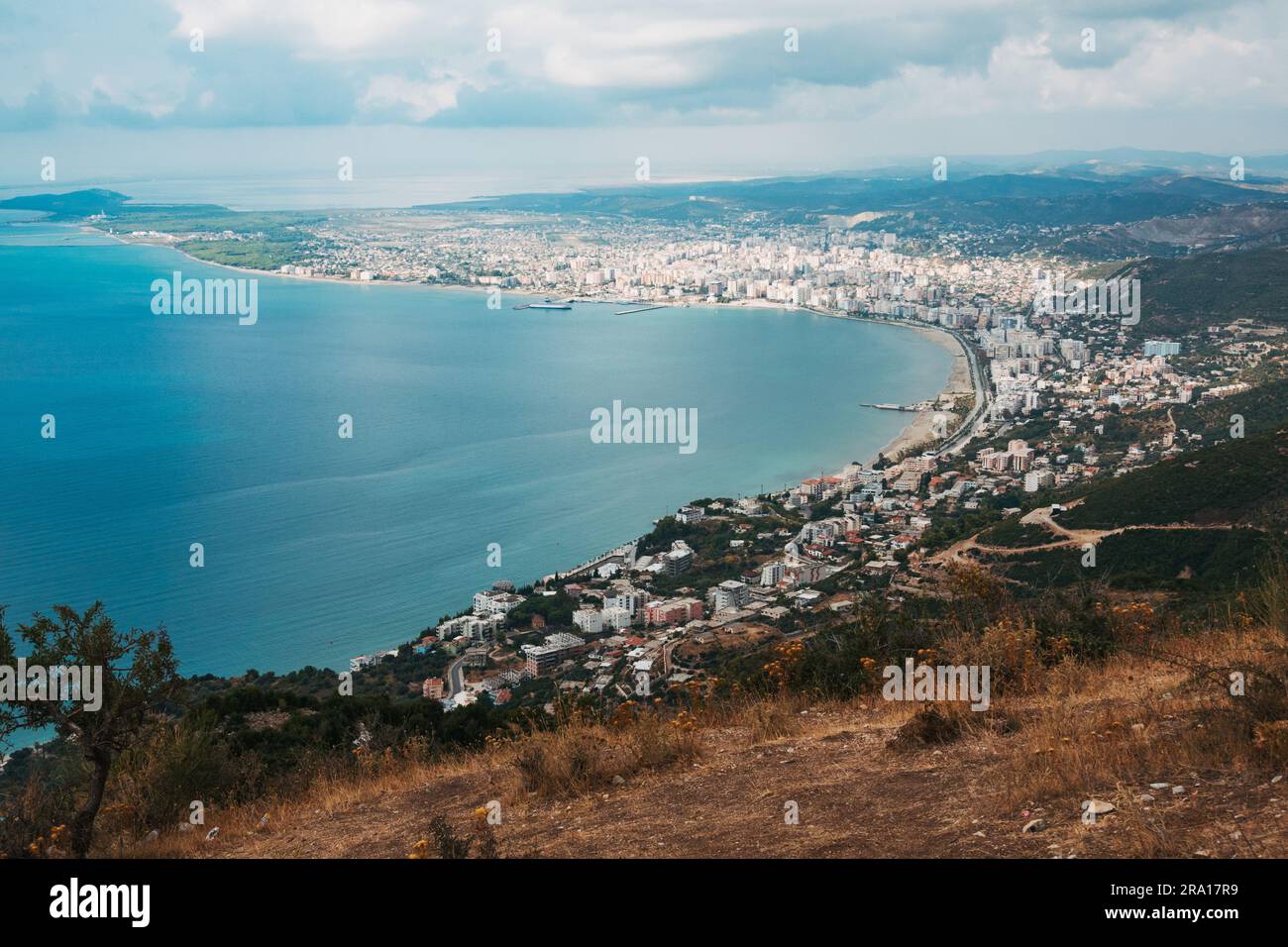 La città costiera di Vlorë, nell'Albania meridionale Foto Stock