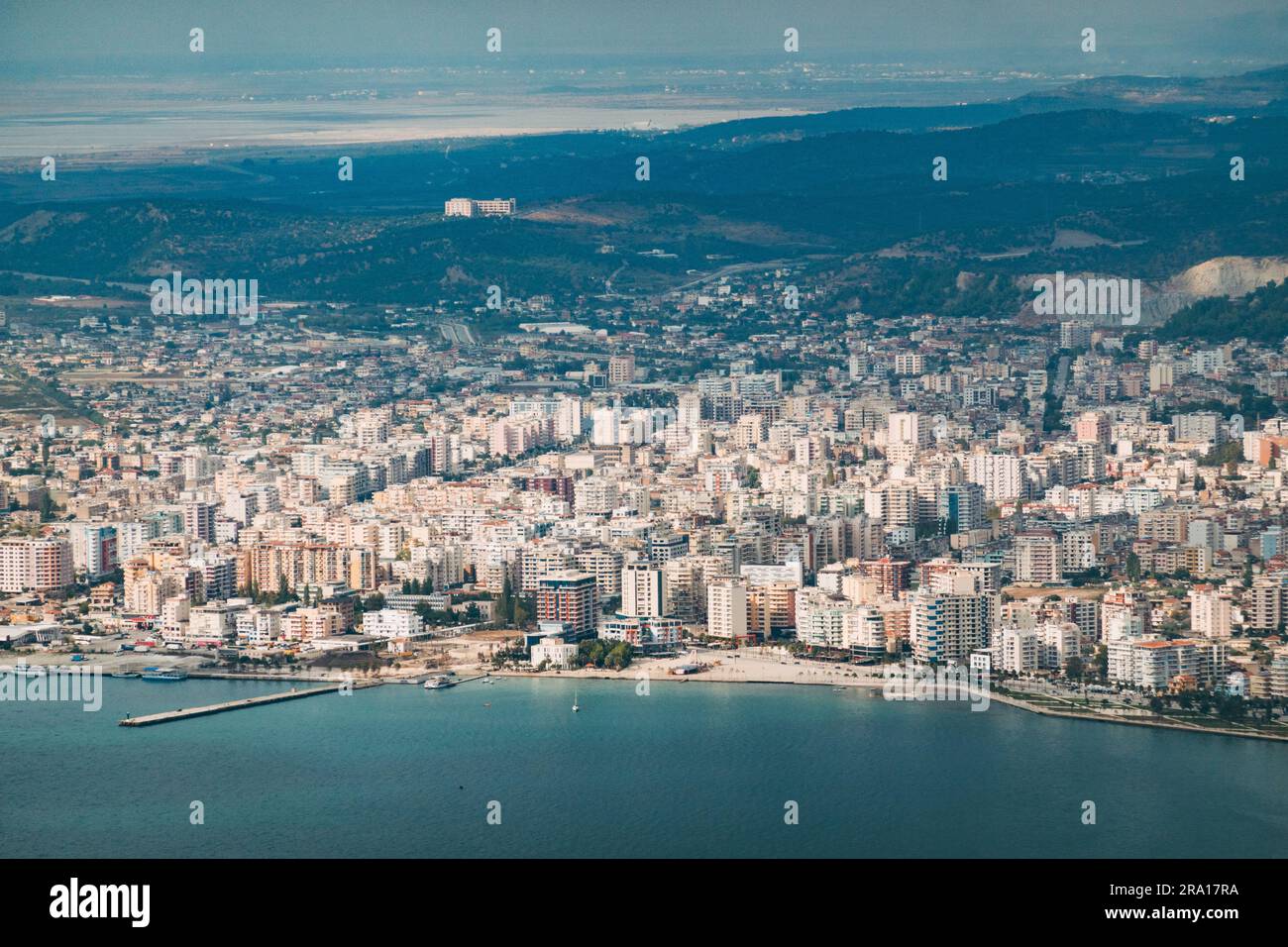 Affacciato sulla città costiera di Vlorë, nell'Albania meridionale Foto Stock