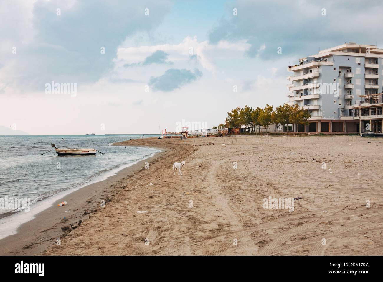 Una Plazhi i Vjeter deserta nella città costiera di Vlorë, nell'Albania meridionale Foto Stock