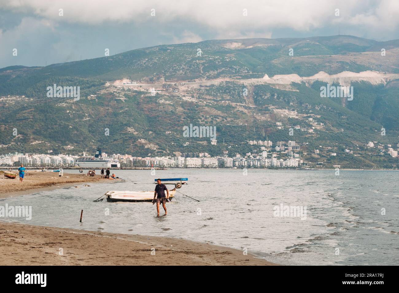 Piccole barche ancorate a Plazhi i Vjeter (Spiaggia Vecchia) nella città costiera di Vlorë, nel sud dell'Albania Foto Stock