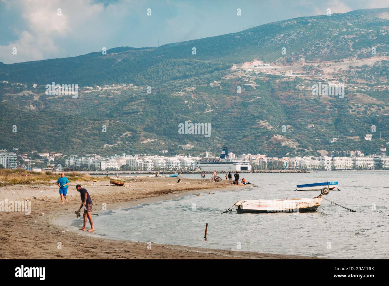 Piccole barche ancorate a Plazhi i Vjeter (Spiaggia Vecchia) nella città costiera di Vlorë, nel sud dell'Albania Foto Stock