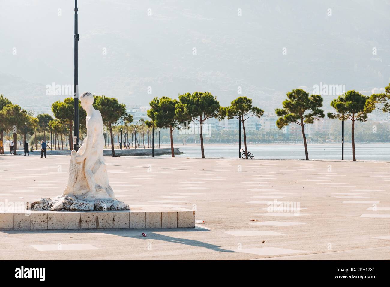 Una statua di un pescatore in una piazza nella città costiera di Vlorë, nel sud dell'Albania Foto Stock