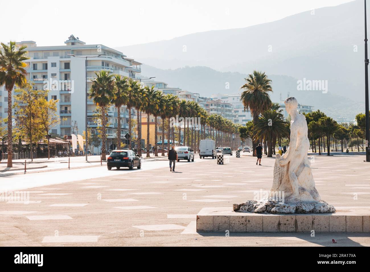 Una statua di un pescatore in una piazza nella città costiera di Vlorë, nel sud dell'Albania Foto Stock