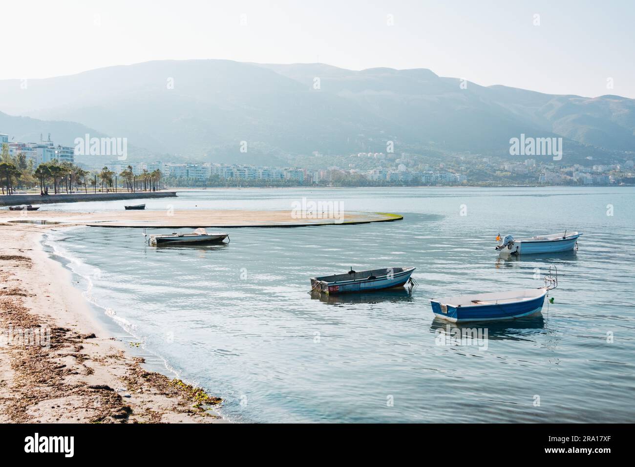 Piccole barche nella baia nella città costiera di Vlorë, nell'Albania meridionale Foto Stock