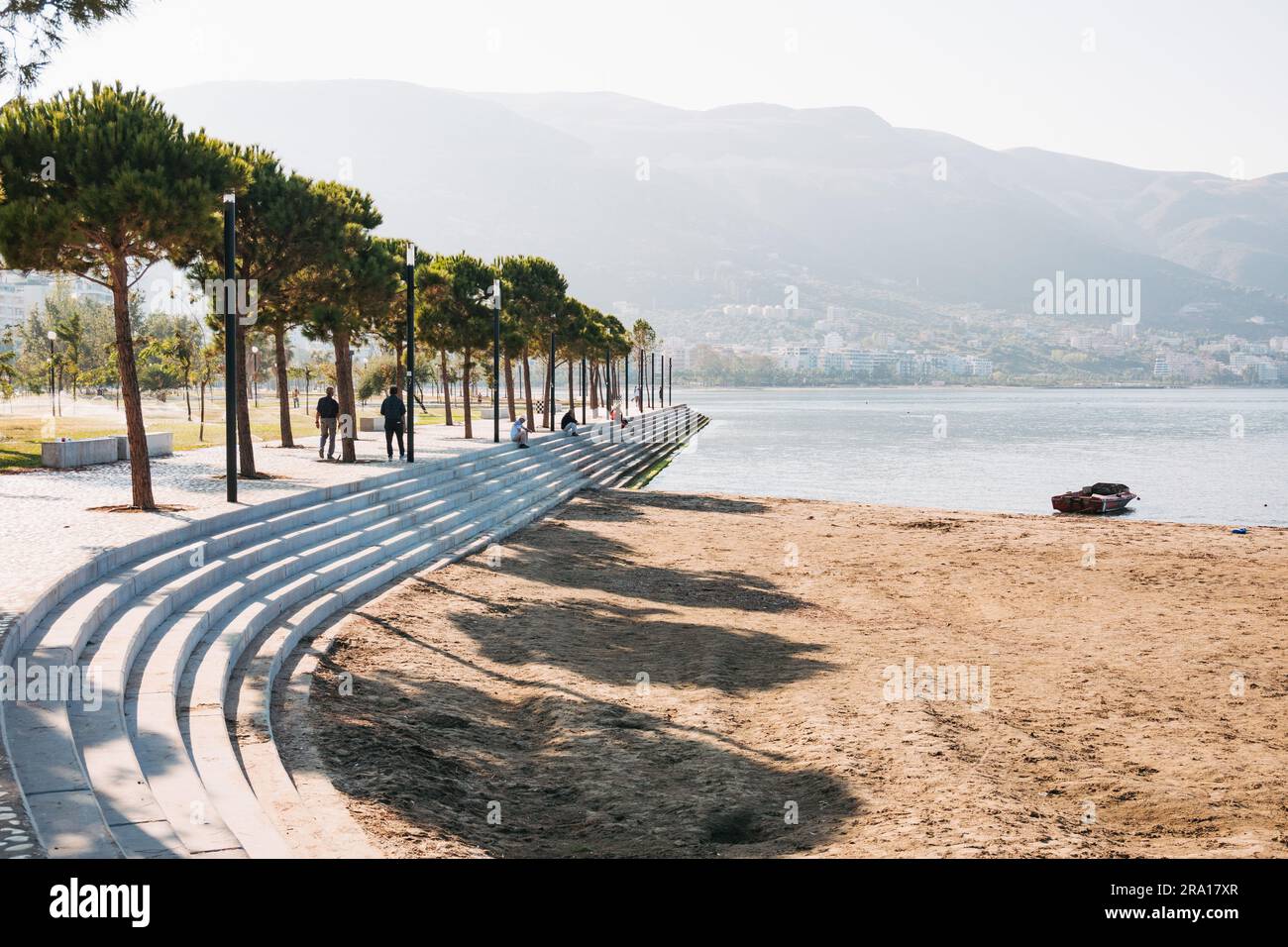 Una piazza fronte mare appena completata finanziata dall'Unione europea nella città costiera di Vlorë, nel sud dell'Albania Foto Stock