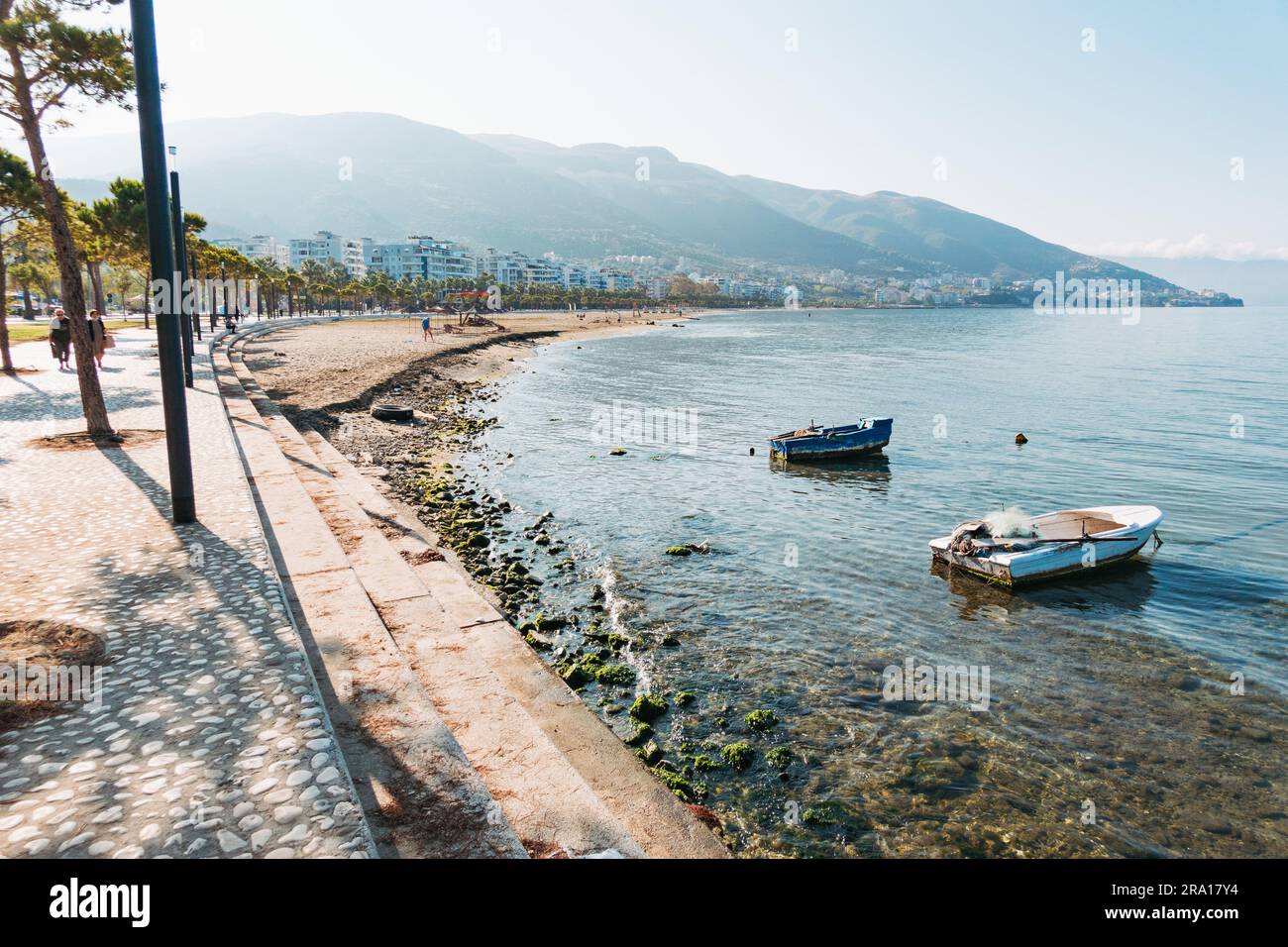 Una piazza fronte mare appena completata finanziata dall'Unione europea nella città costiera di Vlorë, nel sud dell'Albania Foto Stock