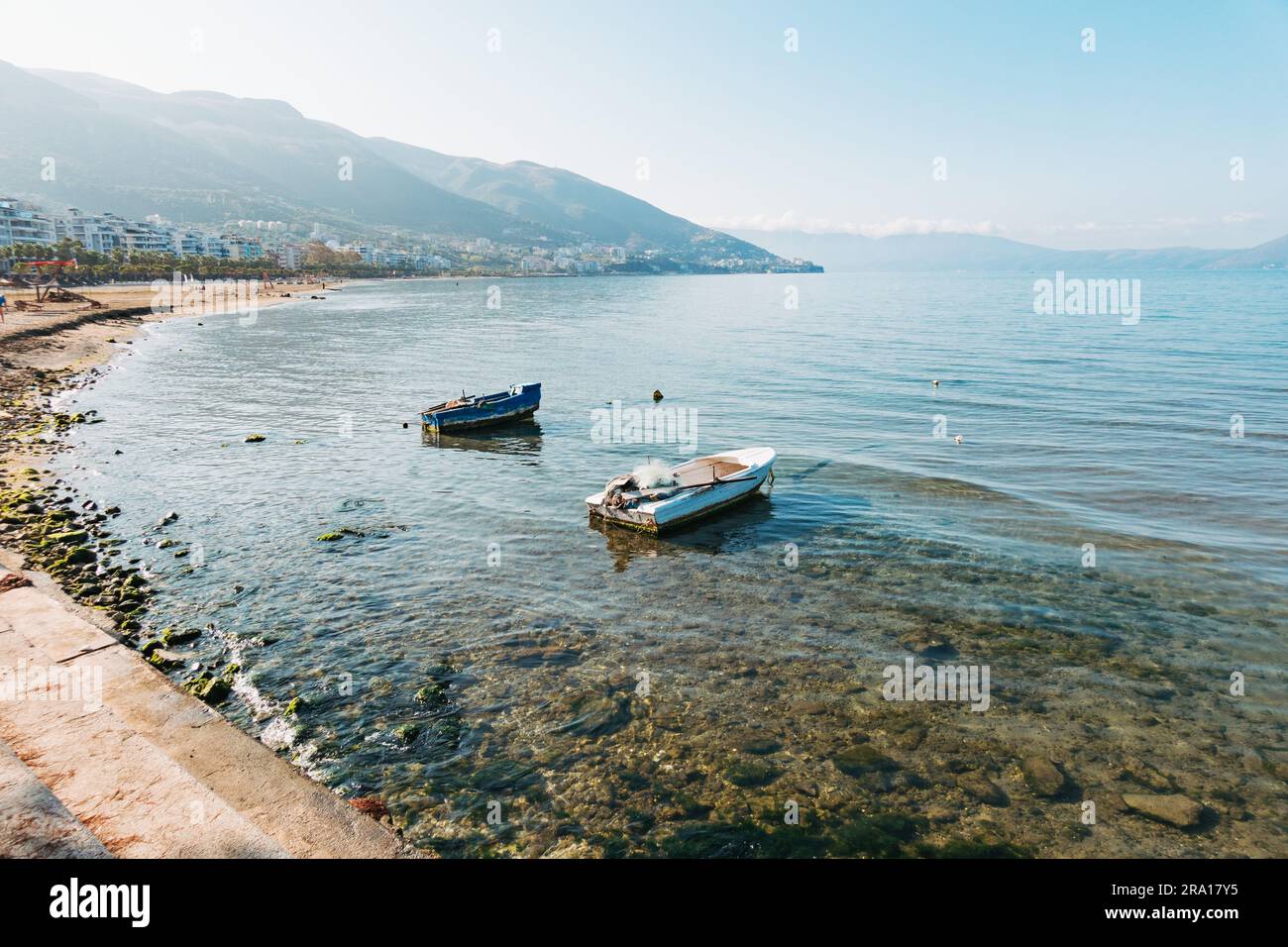 Una mattinata tranquilla sulla baia nella città costiera di Vlorë, nell'Albania meridionale Foto Stock