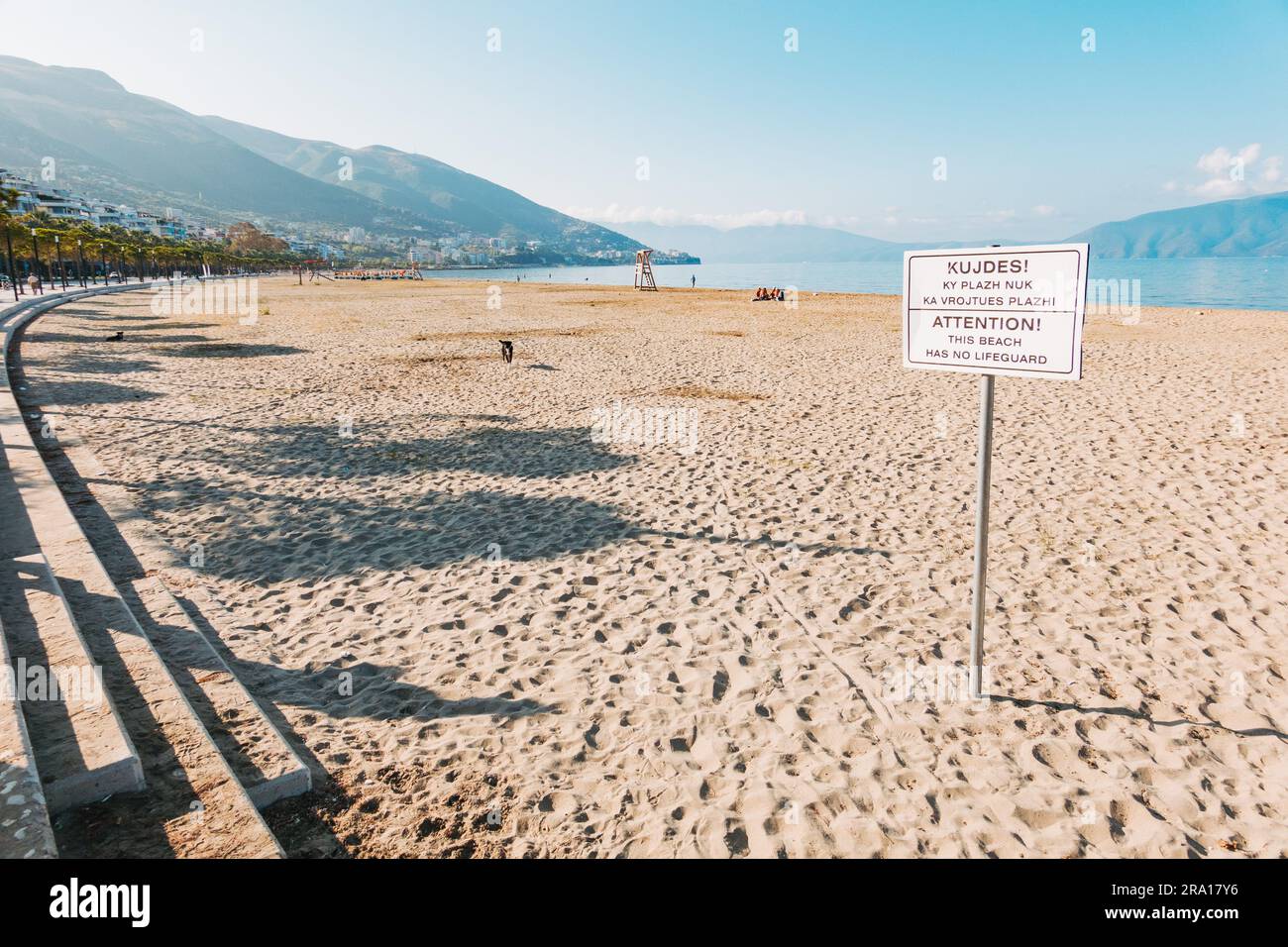 Un cartello che avverte che la spiaggia non ha bagnino, nella città costiera di Vlorë, nell'Albania meridionale Foto Stock