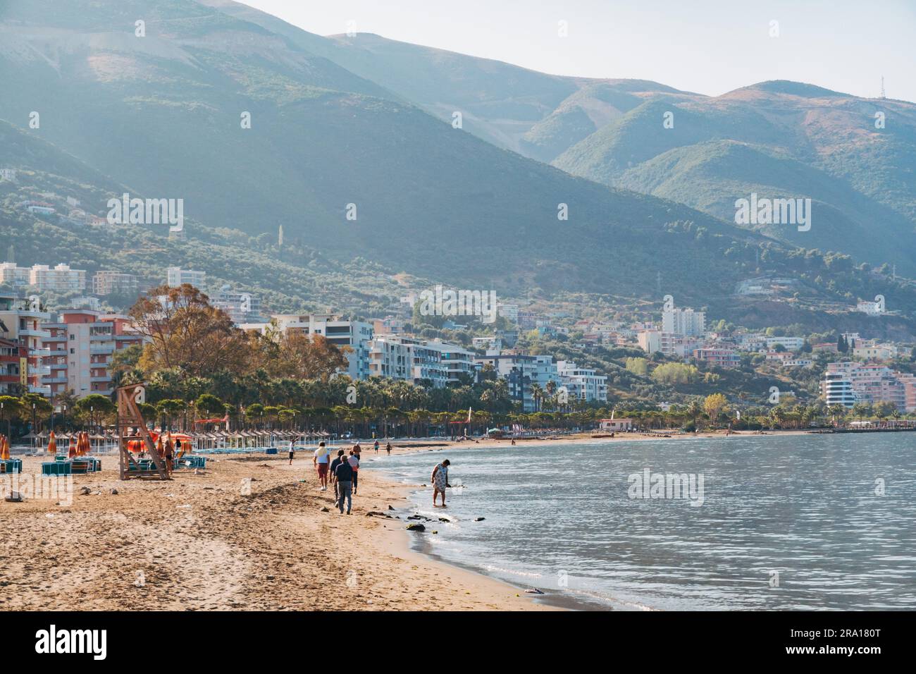 La spiaggia principale della città costiera di Vlorë, nell'Albania meridionale Foto Stock