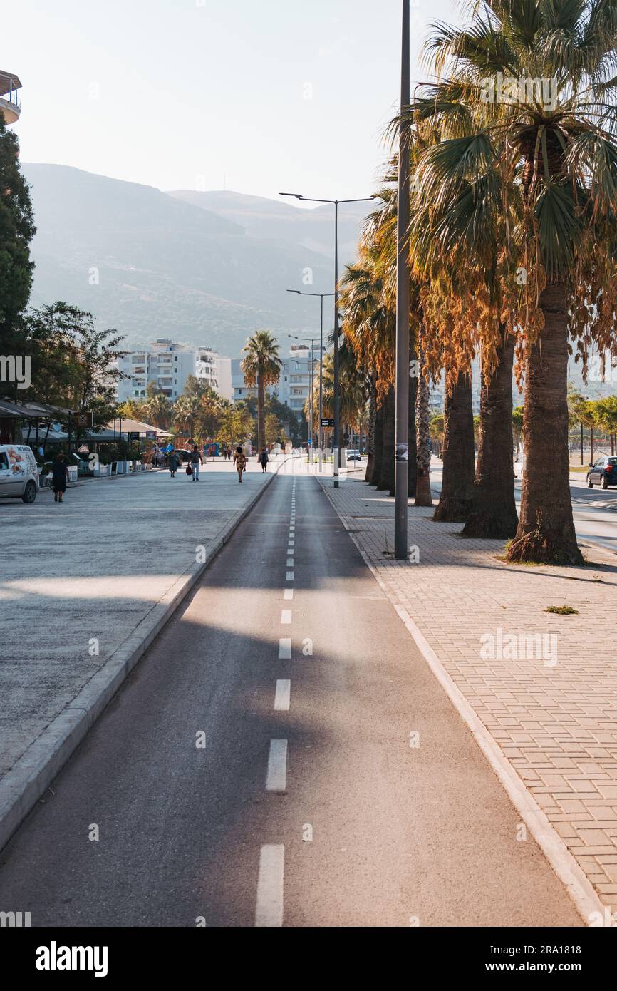 Una pista ciclabile nella città costiera di Vlorë, nell'Albania meridionale Foto Stock