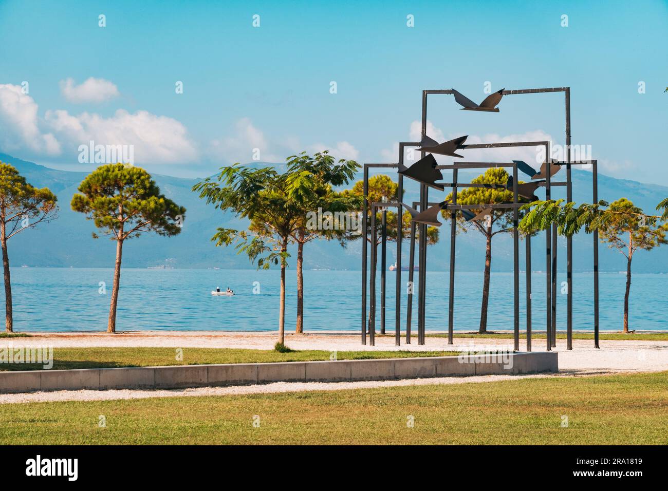 Una scultura in metallo sul lungomare di Vlorë, nell'Albania meridionale Foto Stock