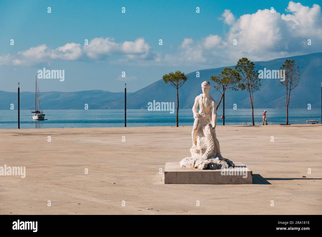 Una statua di pescatori nella città costiera di Vlorë, nell'Albania meridionale Foto Stock