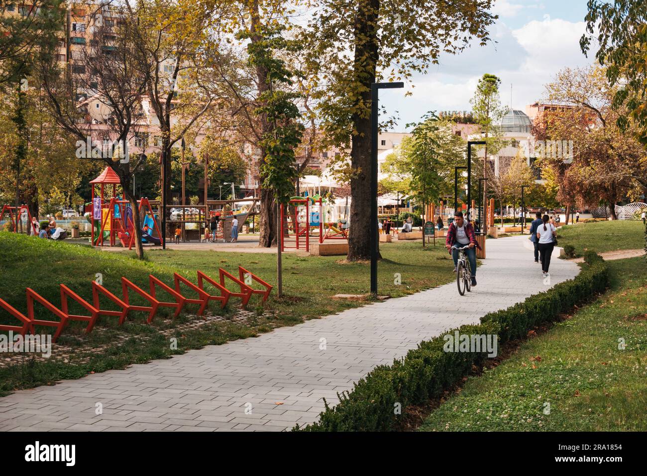 Un percorso ornato attraverso un parco centrale della città di Tirana, Albania Foto Stock