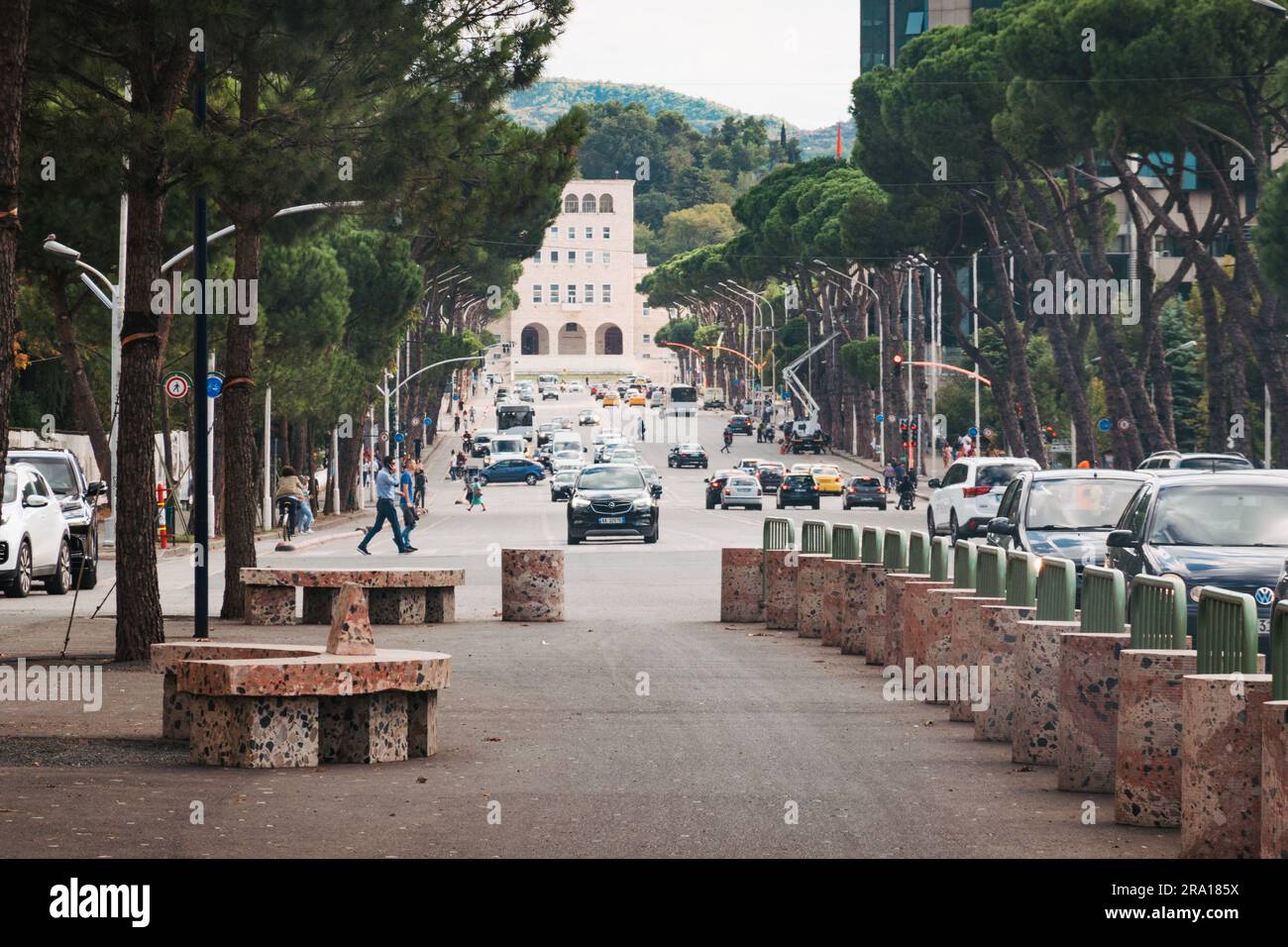 Guardando in basso verso il viale alberato Deshmoret e kombit, verso l'Università Politecnica di Tirana, nella capitale dell'Albania Foto Stock