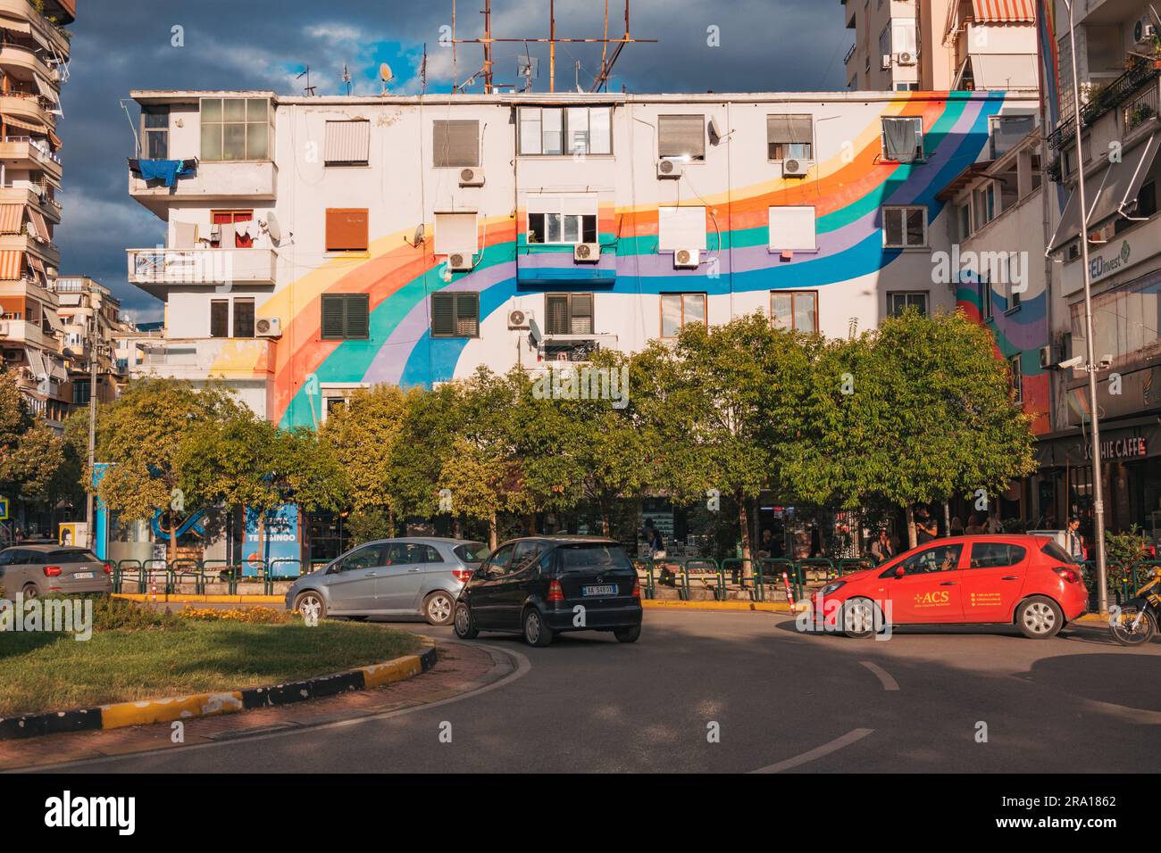 Un murale arcobaleno dipinto sul lato di un condominio a Tirana, Albania Foto Stock