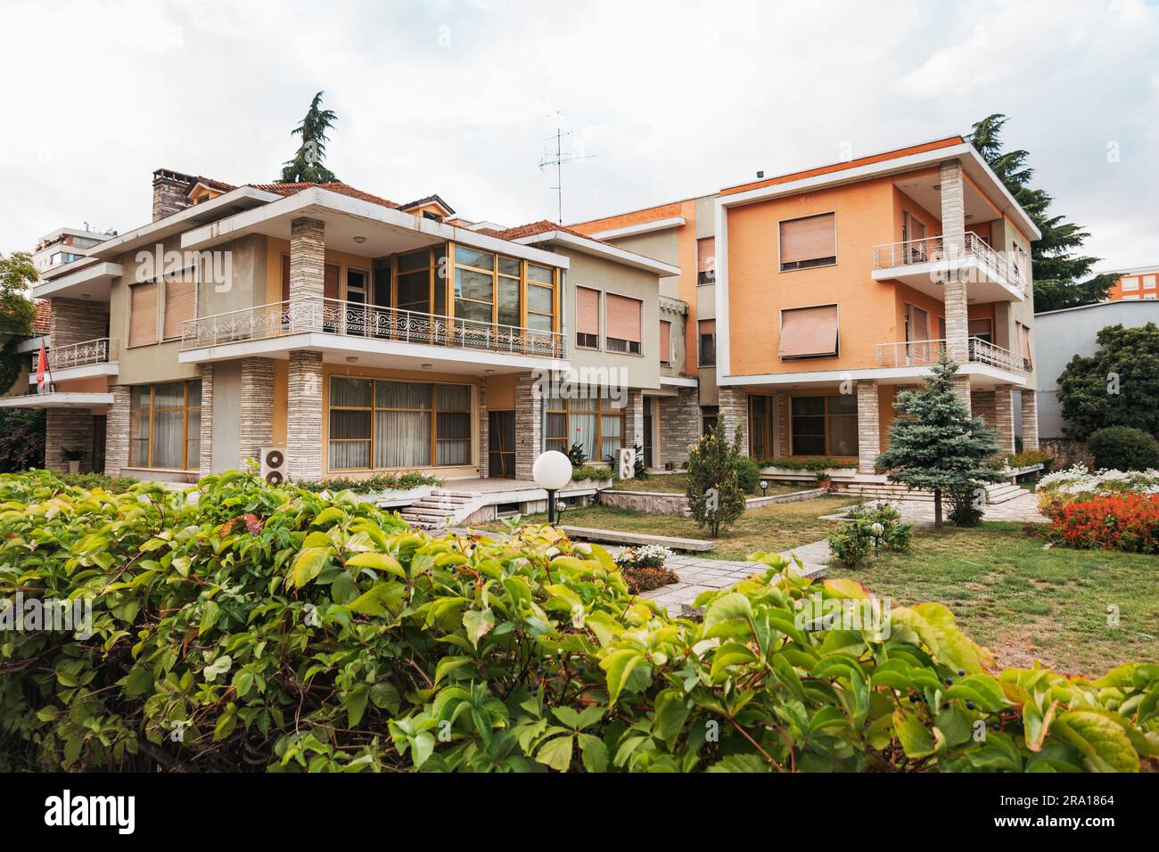 L'ex residenza del dittatore albanese Enver Hoxha a Blloku, un sobborgo alla moda di Tirana, la capitale dell'Albania. Ora è aperta al pubblico. Foto Stock