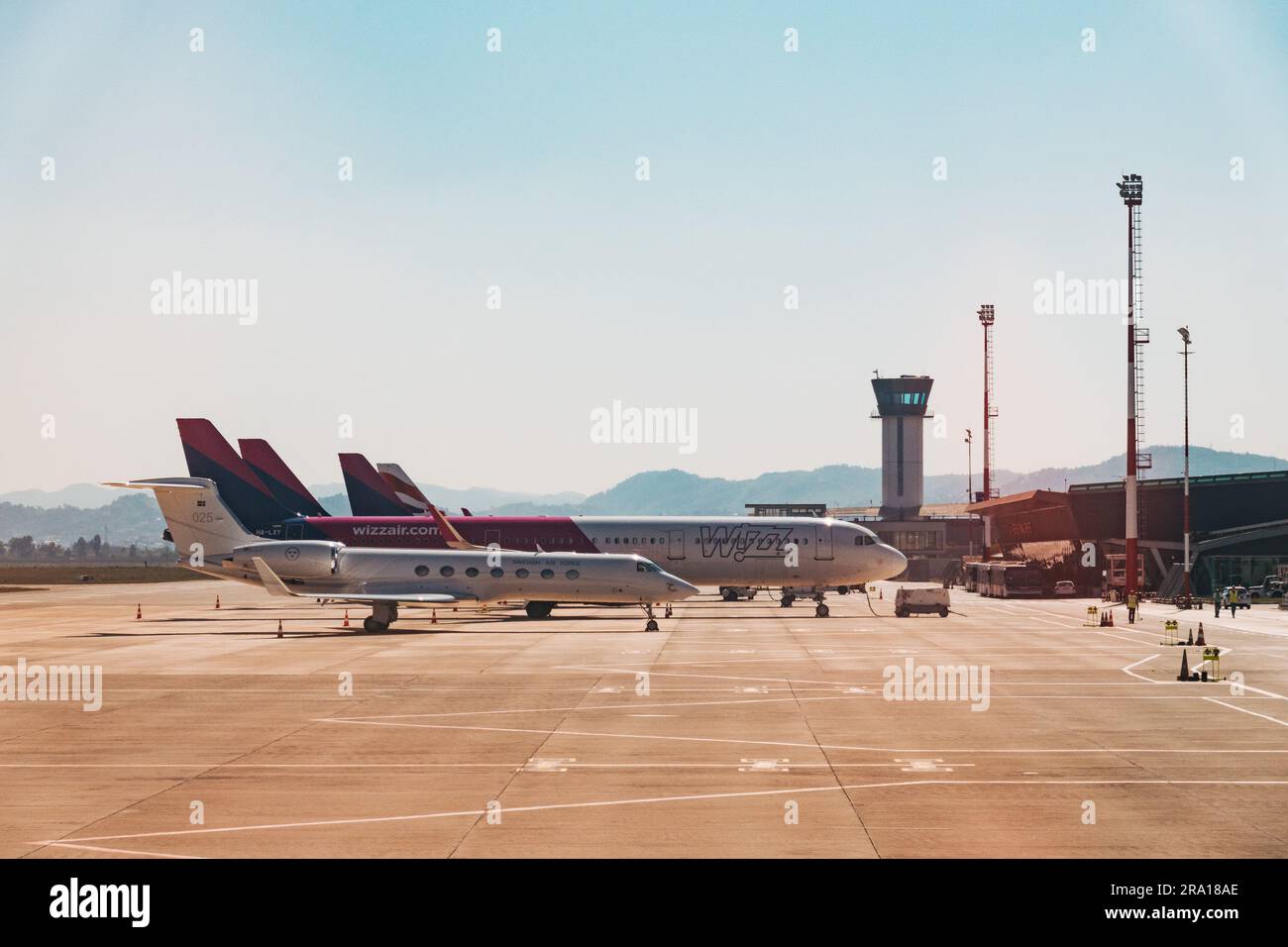 Un jet diplomatico privato svedese e un Airbus A321 Wizz Air parcheggiarono sull'asfalto e sull'aeroporto internazionale di Tirana, Albania Foto Stock