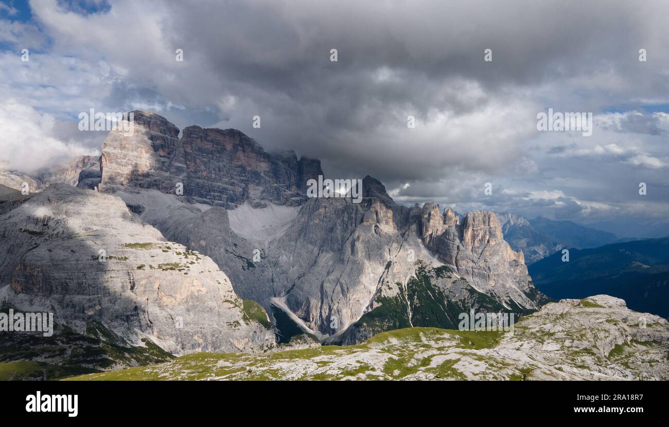 Panorama di un paesaggio montuoso nei Dolemiti. Alpi italiane. Fotografia del paesaggio con droni. Europe Travel. Destinazione escursionistica. Tre Cime National Foto Stock