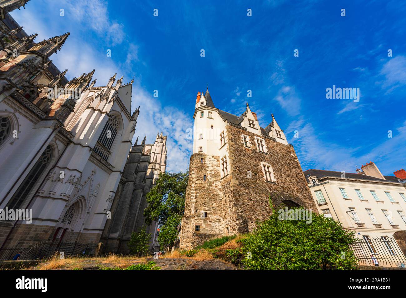 Vista dal basso dell'edificio del XV secolo della porta di San Pietro e della cattedrale di Nantes Foto Stock