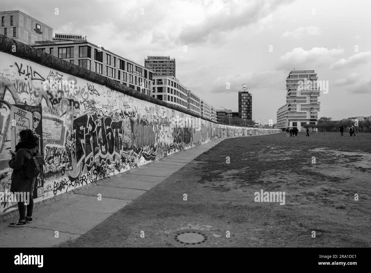 Berlino, Germania - 19 aprile 2023: Bellissime opere d'arte colorate sul famoso muro di Berlino in Germania Foto Stock