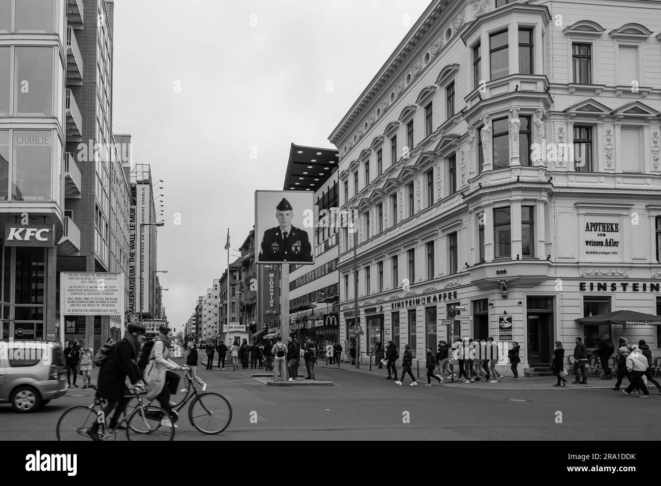 Berlino, Germania - 19 aprile 2023: Veduta del famoso Checkpoint Charlie, il punto di attraversamento tra Berlino Est e Berlino Ovest Germania Foto Stock