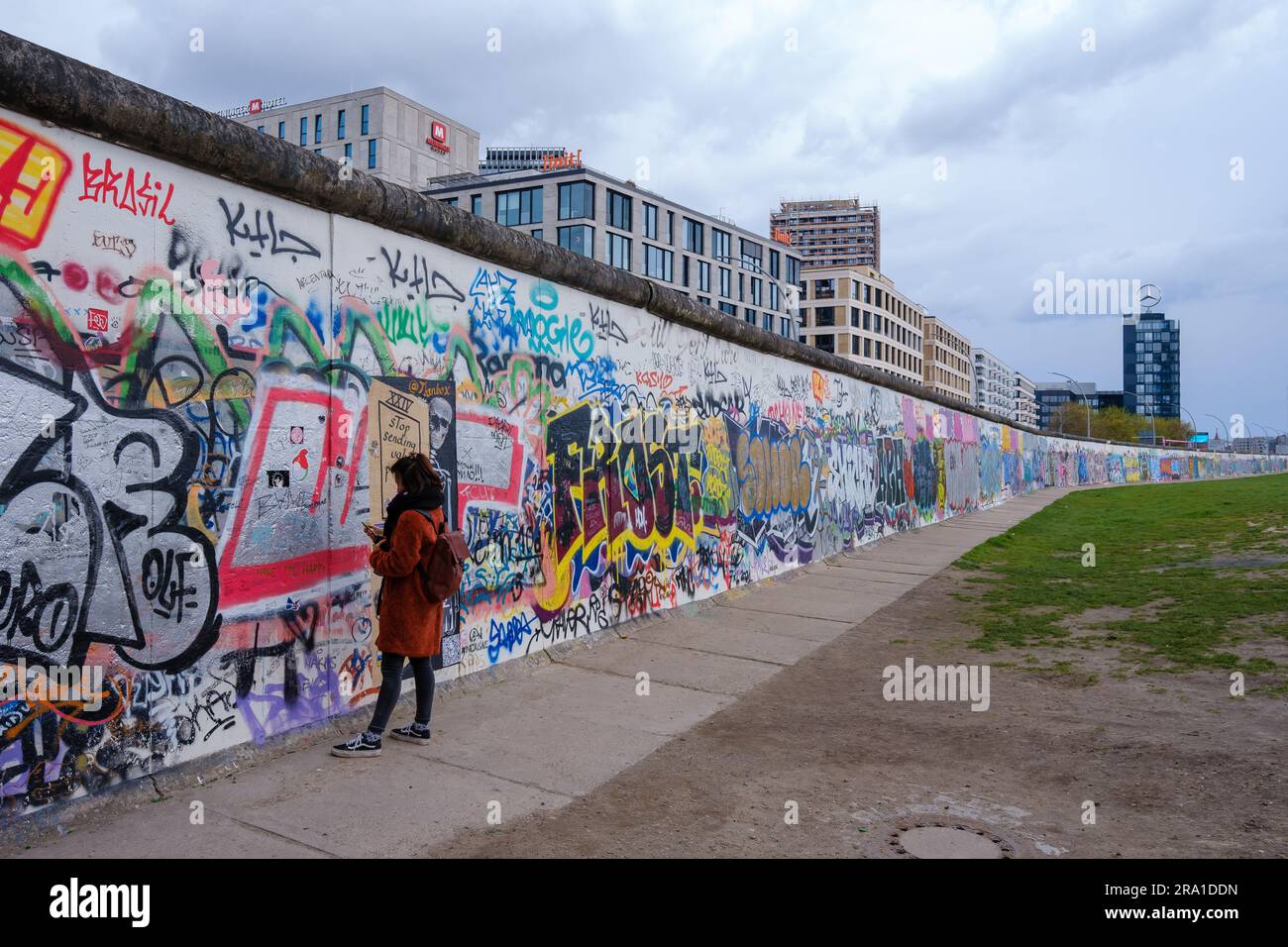Berlino, Germania - 19 aprile 2023: Bellissime opere d'arte colorate sul famoso muro di Berlino in Germania Foto Stock