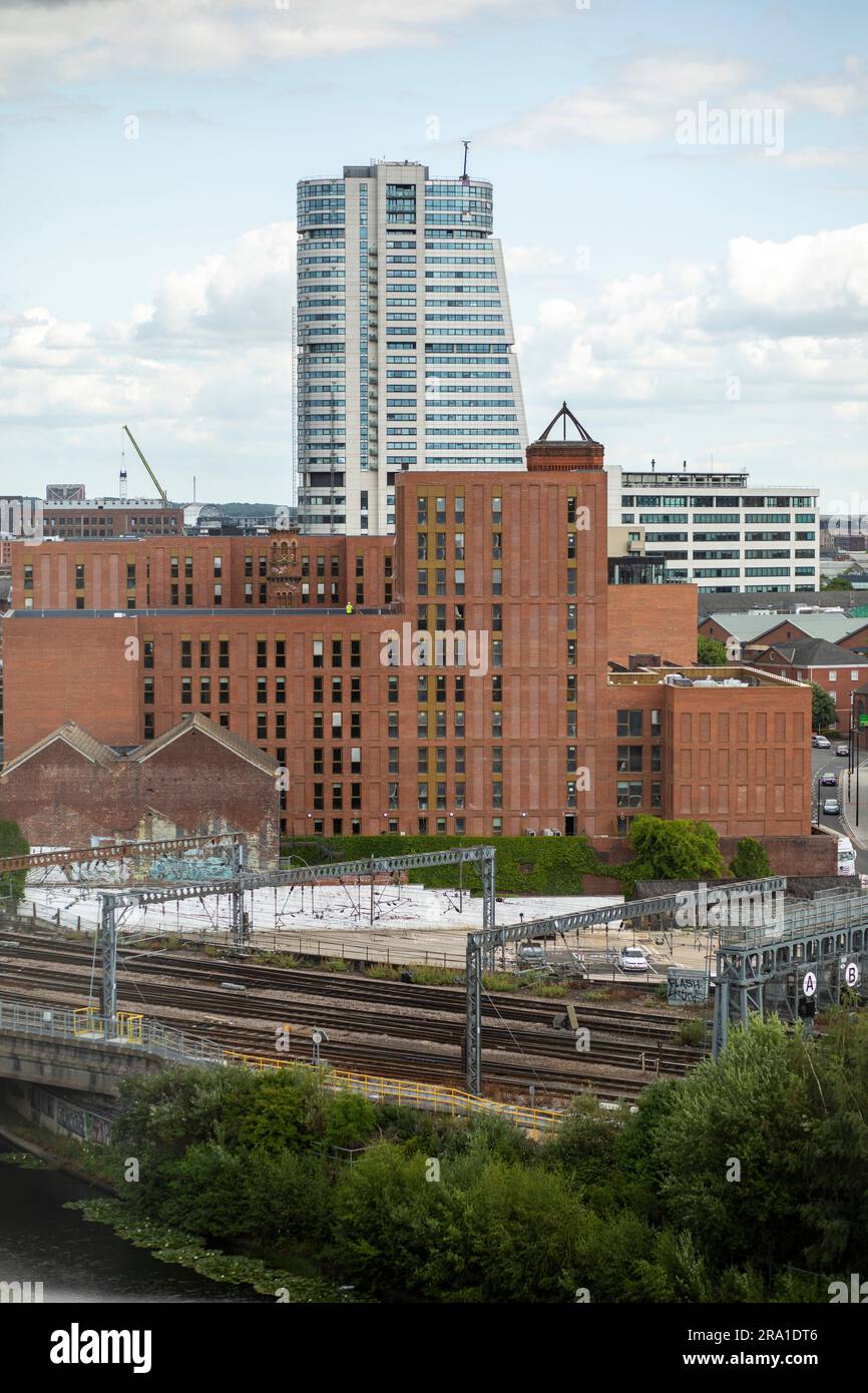 Bridgewater Place, soprannominato The Dalek,[2][3] è un grattacielo residenziale e ufficio a Leeds, West Yorkshire, Inghilterra. Era l'edificio più alto dello Yorkshire al momento dell'uscita nel settembre 2005, ma ora è il secondo più alto dopo un altro edificio di Leeds, l'Altus House. Bridgewater Place è visibile fino a 40 chilometri (25 miglia) dalla maggior parte delle aree. Foto Stock