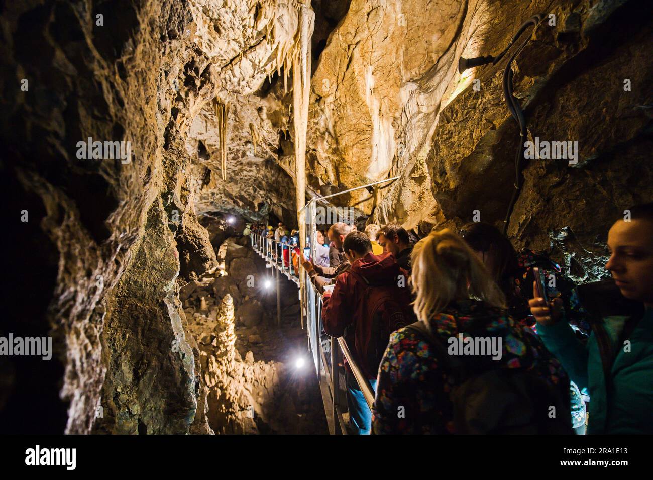 I turisti camminano nelle grotte Punkva (Punkevni) decorate con stalattiti e stalagmiti nel Carso Moravo, Repubblica Ceca, 29 giugno 2023. (Foto CTK/Patrik Uhlir) Foto Stock