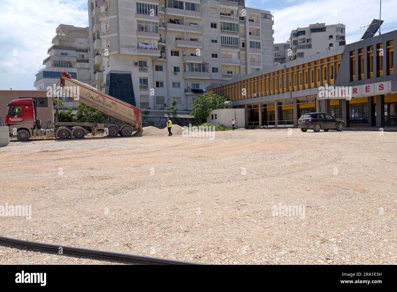 Lavori di ricostruzione alla stazione ferroviaria di Durazzo. La ferrovia albanese è in fase di ricostruzione da parte dei contraenti della SPA con finanziamenti UE per riaprirsi nel 2024 Foto Stock