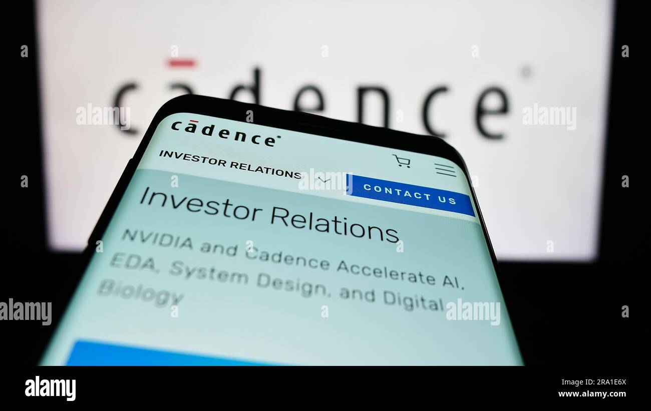 Telefono cellulare con sito Web della società di software statunitense Cadence Design Systems Inc. Sullo schermo davanti al logo. Mettere a fuoco in alto a sinistra sul display del telefono. Foto Stock