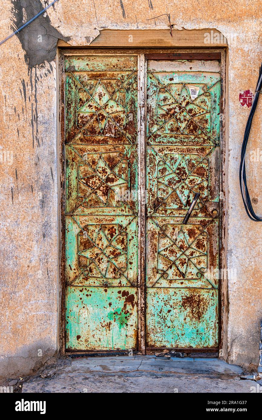 Vecchia porta arrugginita - varie Foto Stock