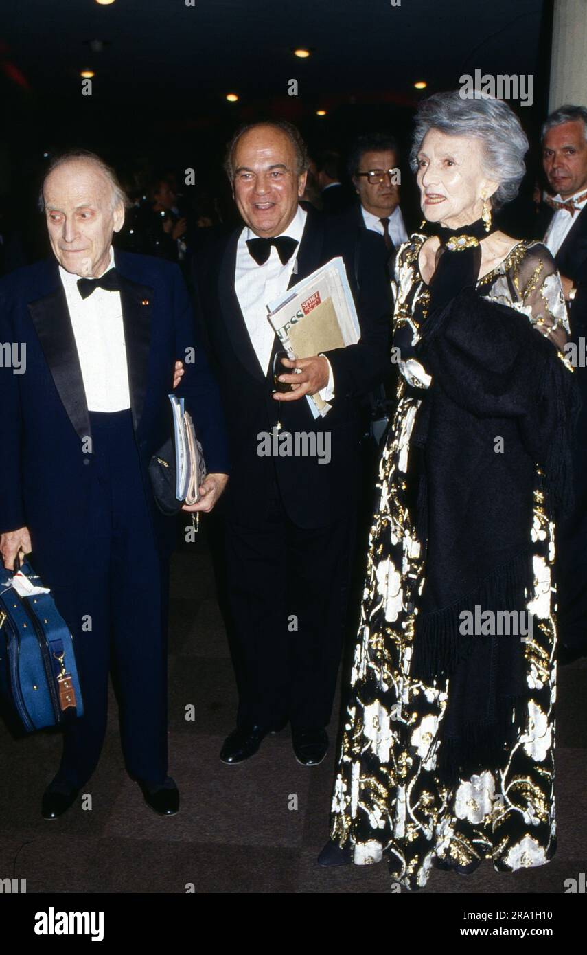 Sir Yehudi Menuhin, violinista internazionale Bekannter und Dirigent (links), trifft bei der Gala zum 70. Geburtstag von Sir Peter Ustinov ein, Deutschland 1991. Foto Stock