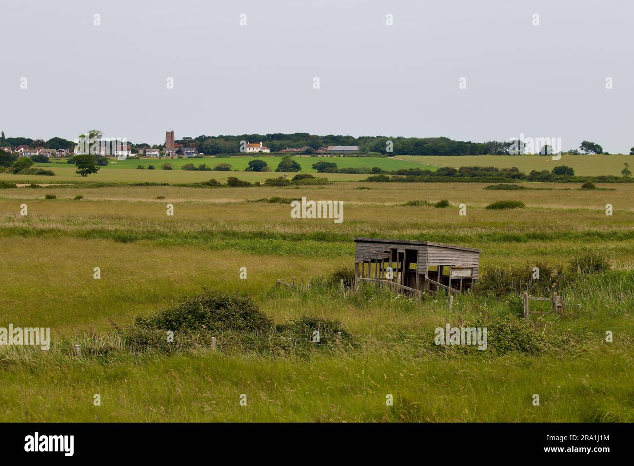 Nascondiglio per il birdwatching in disuso e abbandonato. Foto Stock