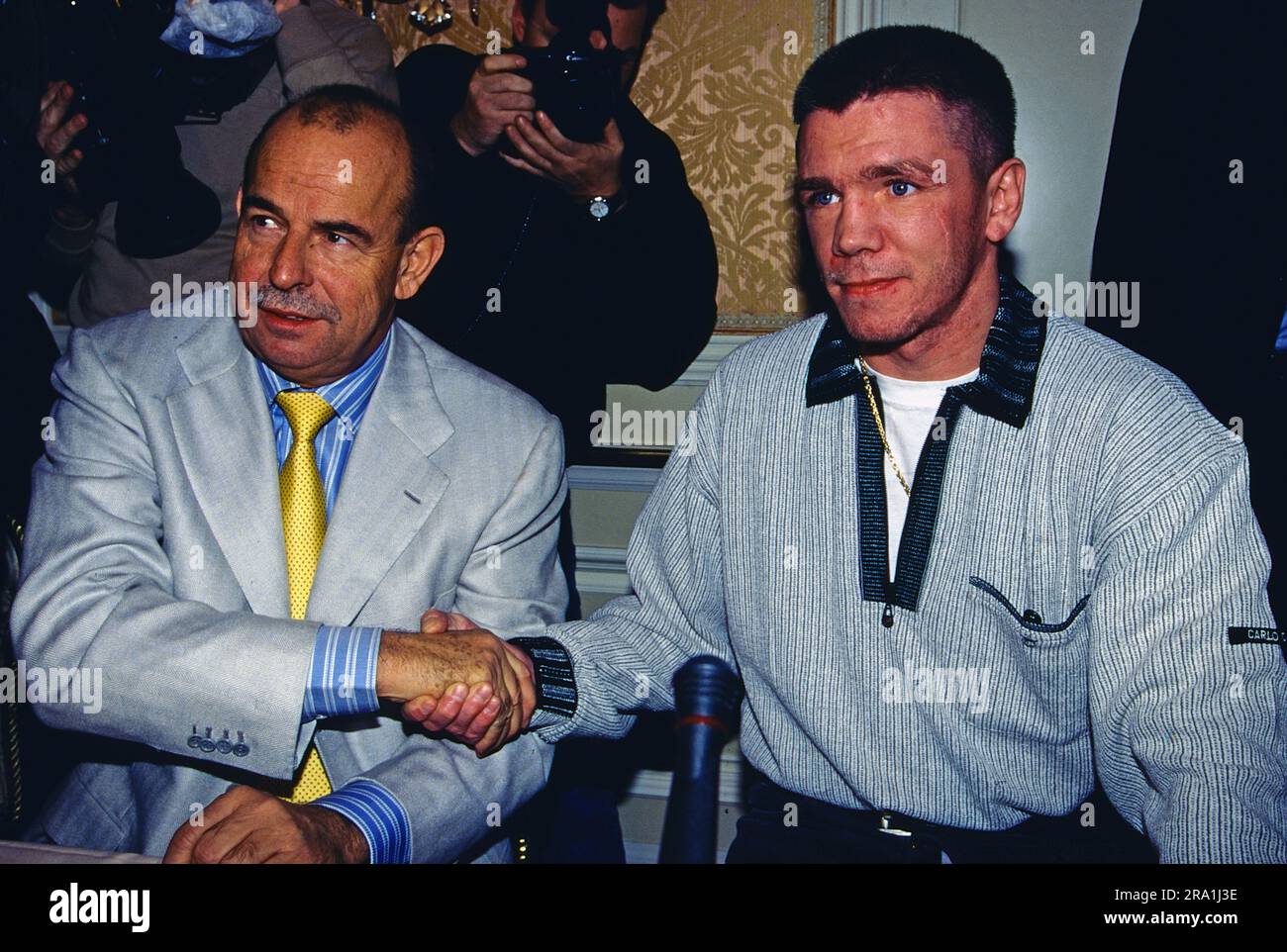 Graciano Rocchigiani e Boxpromoter Wilfried Sauerland. Rocchigiani schließt einen Fünfjahres-Vertrag mit dem Boxstall von Sauerland im Sommer 1983. Foto Stock
