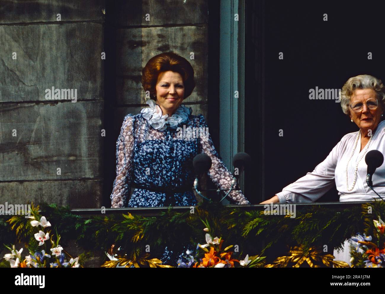 Koninginnedag, 30. Aprile 1980, Königin Beatrix mit ihrer Mutter, Ex-Königin Juliana der Niederlande auf dem Balkon im Palais auf dem Dam, Paleis op de Dam, Amsterdam. Foto Stock